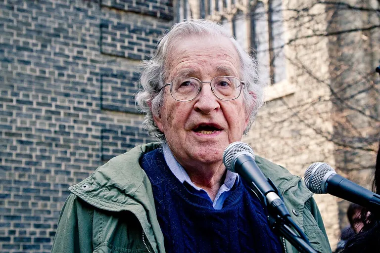 Noam Chomsky, imagem meramente ilustrativa.